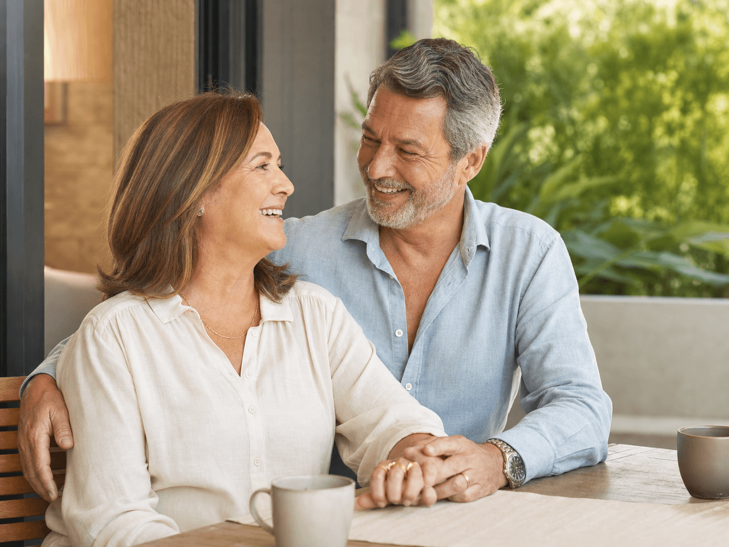 Casal maduro sorrindo com naturalidade